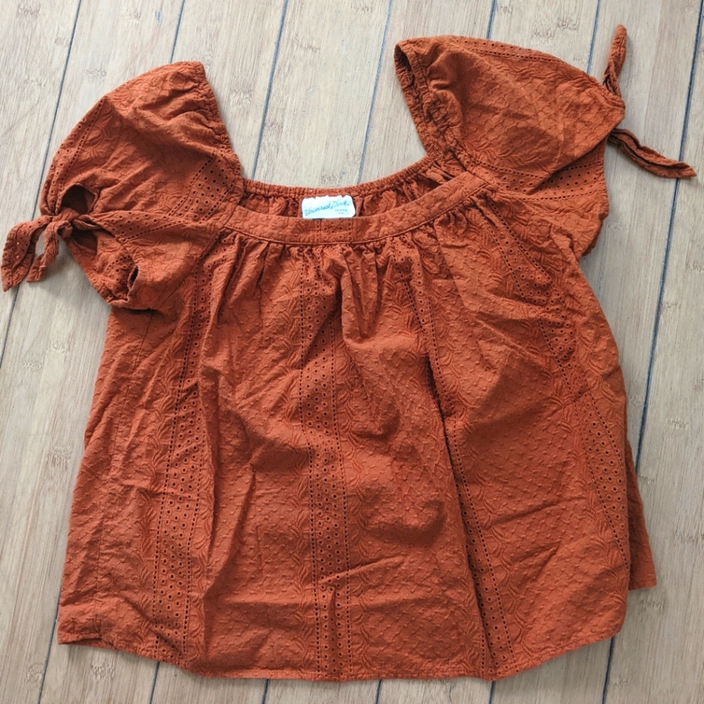 Universal Threads top